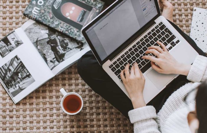 Promovarea online şi offline îţi oferă vizibilitate şi trebuie să fie în centrul preocupărilor tale, pe lângă alte sarcini.