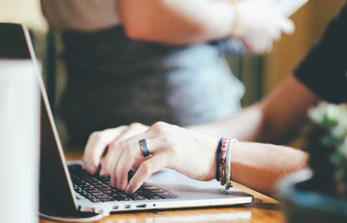 Specialiștii în copywriting sunt actualizați cu cele mai recente tendințe și tehnici, înțeleg psihologia din spatele comportamentului consumatorului și folosesc tehnici persuasive pentru influențarea deciziilor clienților.