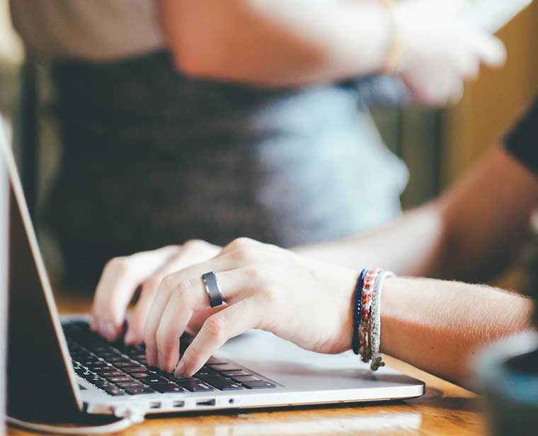 Specialiștii în copywriting sunt actualizați cu cele mai recente tendințe și tehnici, înțeleg psihologia din spatele comportamentului consumatorului și folosesc tehnici persuasive pentru influențarea deciziilor clienților.
