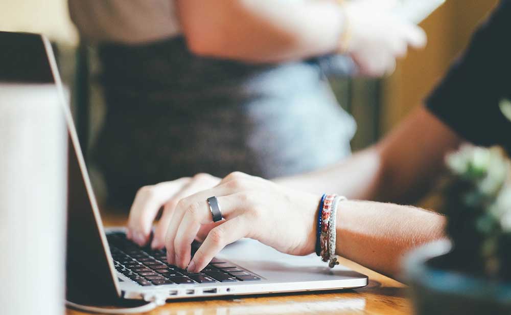 Specialiștii în copywriting sunt actualizați cu cele mai recente tendințe și tehnici, înțeleg psihologia din spatele comportamentului consumatorului și folosesc tehnici persuasive pentru influențarea deciziilor clienților.